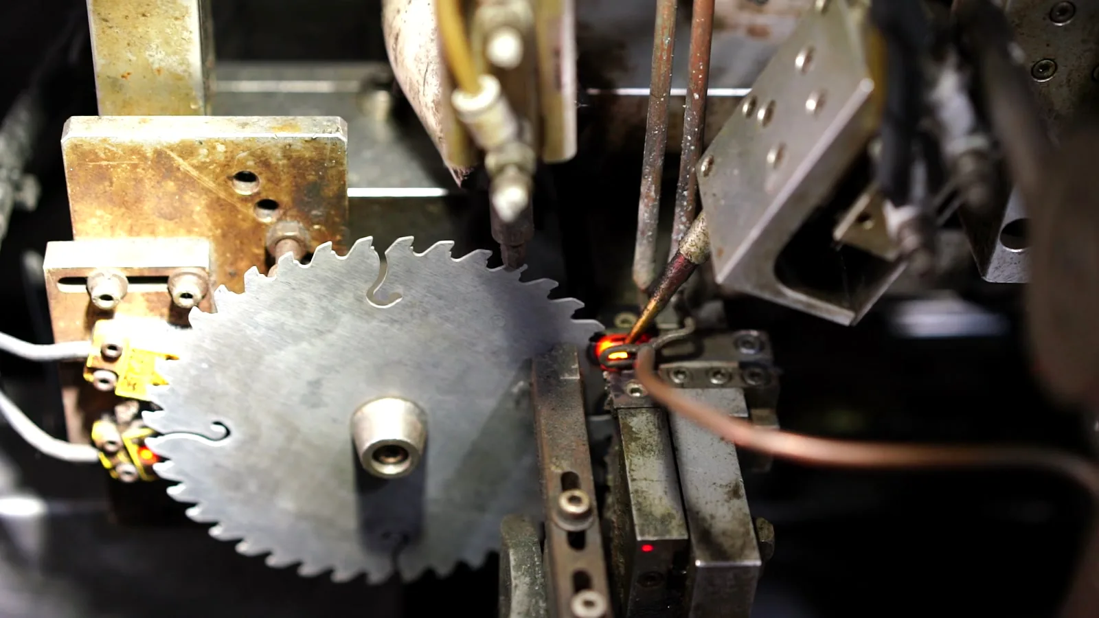 Carbide tip brazing process for circular saw blade teeth
