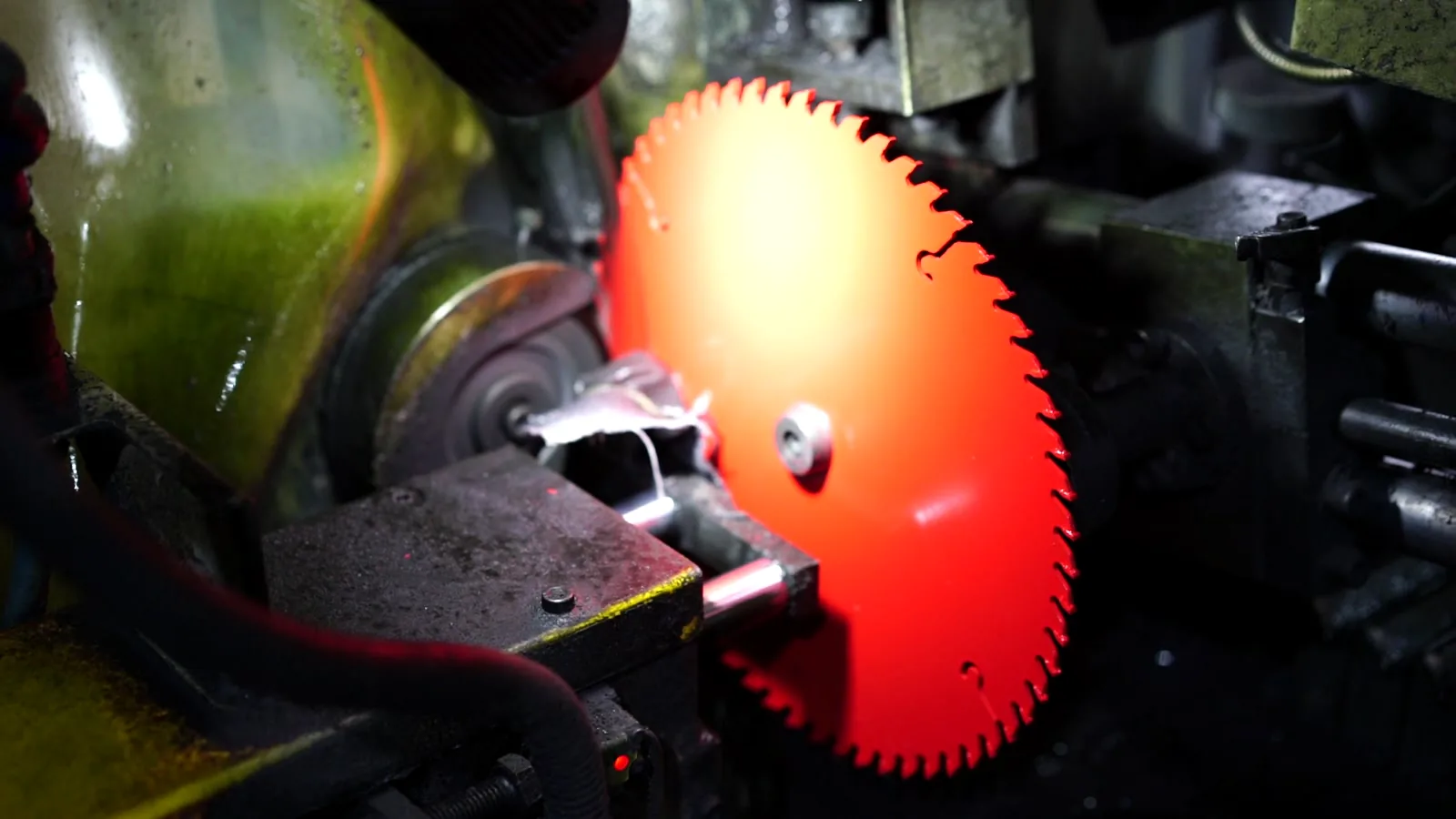 Red coated circular saw blade grinding process